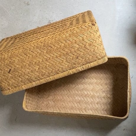 古い竹編みの行李 61cm  竹行李  柳行李  スズ竹 網代編み  ヴィンテージクラフト 保管箱 衣装ケース  完品