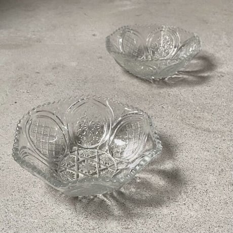 ヴィンテージ プレスガラス器 昭和初期 深皿 小鉢 気泡 ゆらゆらガラス 細やかな菊紋と格子  完品　※2点ございます。