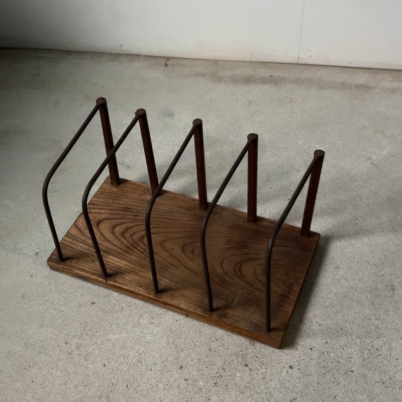 欅無垢材の古い卓上本立て 鉄仕切りと木で出来たブックスタンド 戦前