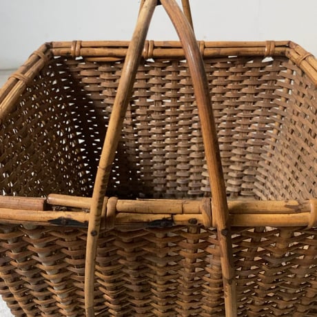 古い竹編みの持手籠  ワンハンドルバスケット 炭斗(すみとり) 茶道具 炭取 烏府(うふ) アンティーク花器 花籠