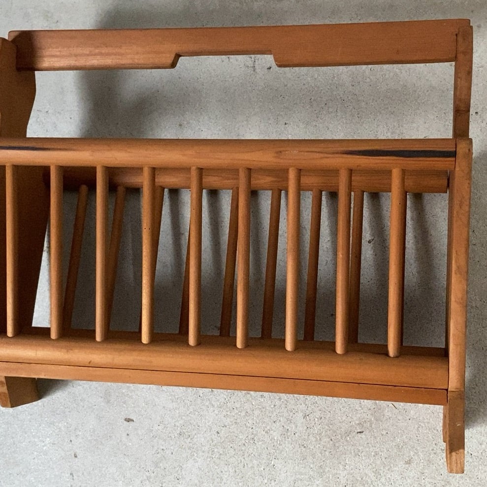 古い木製マガジンラック ナチュラル素地 無塗装 雑誌入れ 丸材