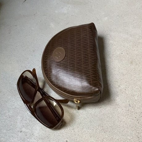 VALENTINO オールドヴァレンチノの半円型ミニポーチ コスメポーチ 小物入れ 幅約20cmの小さめポーチ 美品