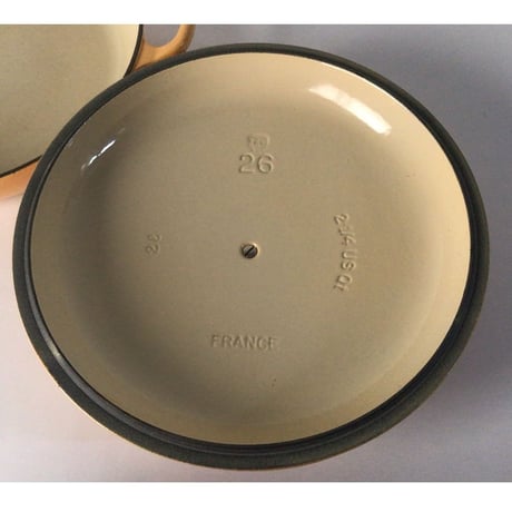 LE CREUSET ルクルーゼ　ビュッフェキャセロール 26cm 浅型両手鍋  廃盤色 サフランイエロー   オールド ル・クルーゼ　フランス製 ヴィンテージ 鍋   made in France