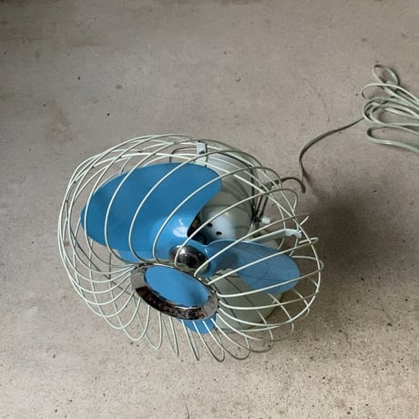 SILVER DESK FAN シルバーデスクファン (SILVER MFG.CO.LTD) ヴィンテージ卓上扇風機 小型 3枚金属羽根 レトロ家電 ブルー/クリームブルーグレー 良品