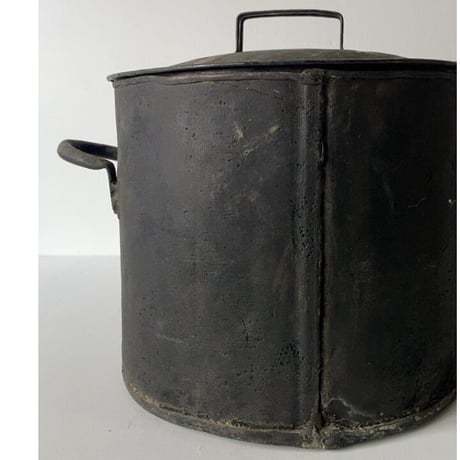 古い蓋付き銅器  赤銅 双耳 寸胴鍋 厚みが有り大変重厚な作りです。筒のみ幅約24cm 古銅 花器 グッドエイジング