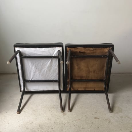 古いローチェア 2脚セット  ミニソファ シングルソファ レトロチェア シンプルデザイン 黒い椅子 鉄足 80sジャパンヴィンテージ 古家具 良品