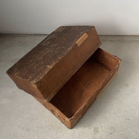 一閑張りの大きめ蓋付き道具箱  幅約54cm 旧家で長年眠っていたお品です  竹籠＋麻布＋和紙＋柿渋  ジャパンヴィンテージ 古箱 伝統工芸