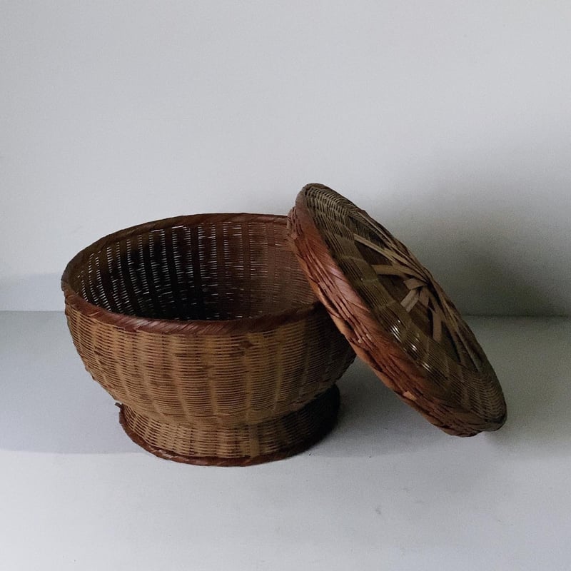 古い竹編の飯籠 めしかご 蓋付き竹籠 幅約31cm わずかな目飛びはある 古い竹編の飯籠 めしかご 蓋付き竹籠 幅約31cm わずかな目飛びはある
