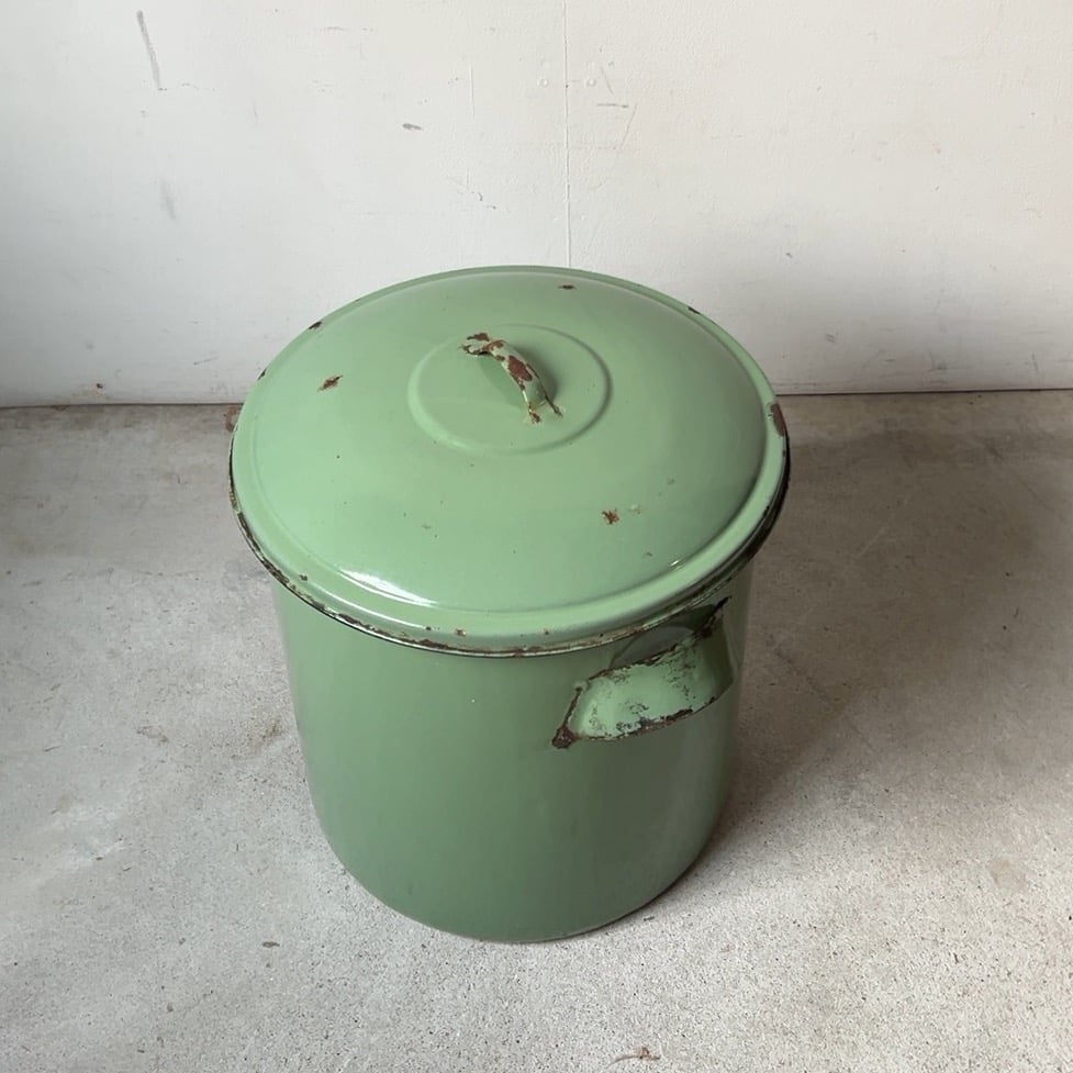 古いホーロー蓋付きキャニスター 大き目サイズ セージグリーン