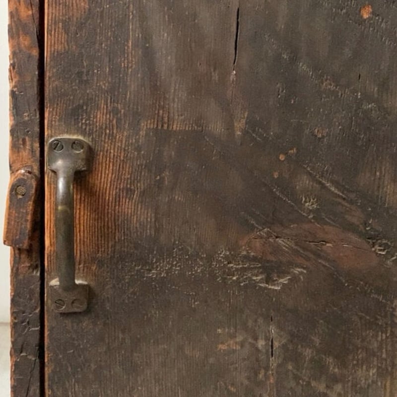 古い木製書庫. 開戸書類庫 棚庫 4段棚 アンティーク家具 黒ヤケした