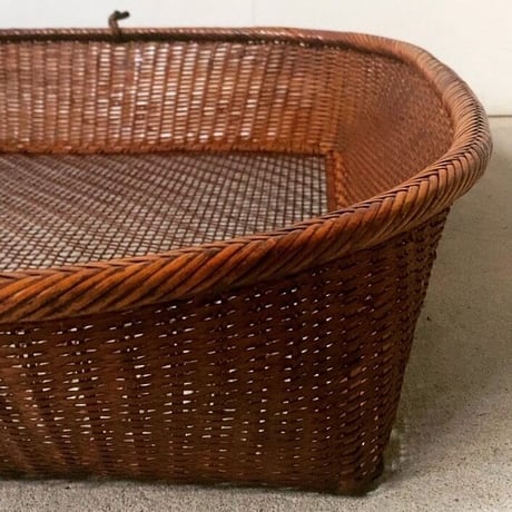 明治期 古い竹編みの平籠 正方形円状 大笊 ザルカゴ  トロトロ飴色 美色 美術品レベルの編み技術
