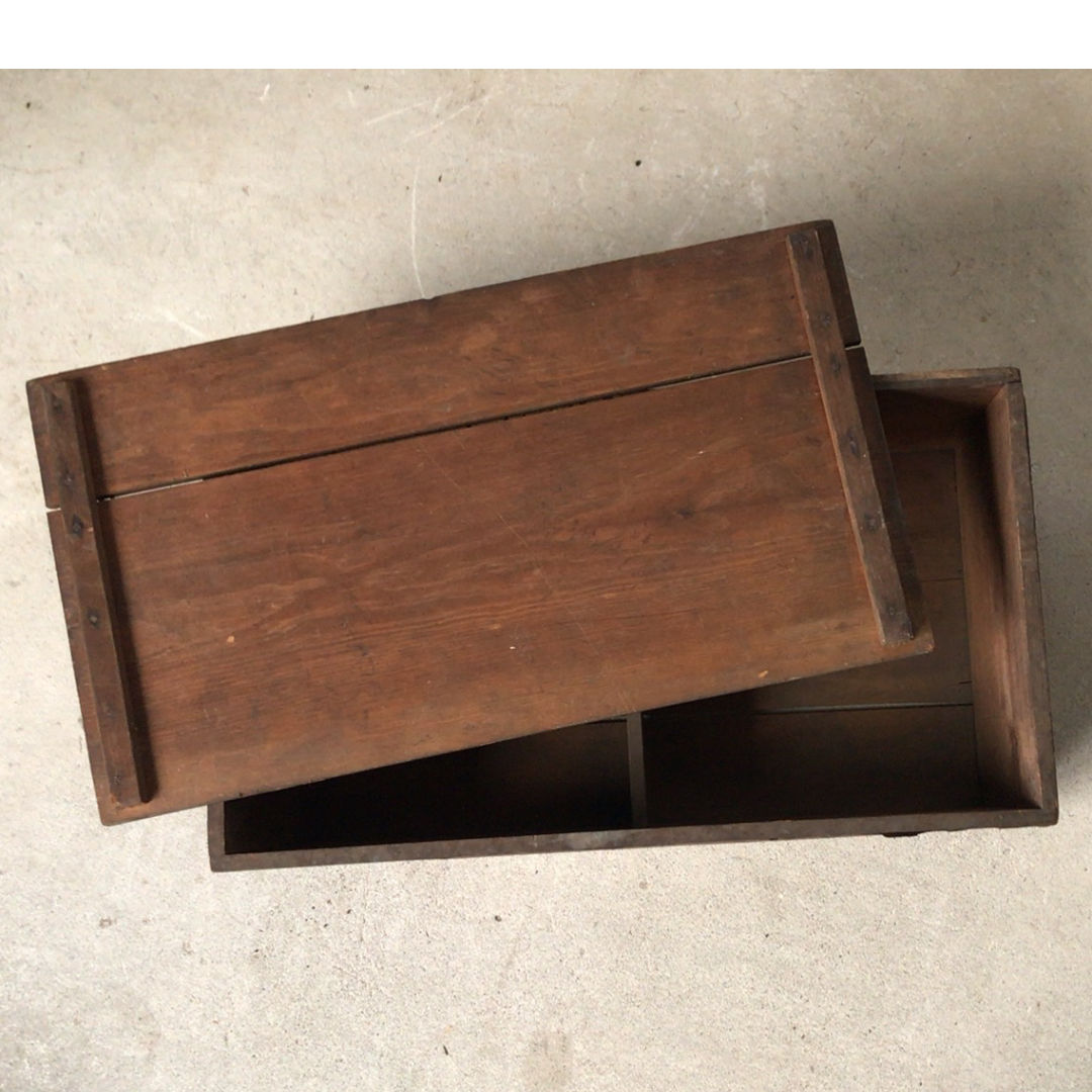 アンティーク木箱 昭和17年 戦中の木箱 蓋付き 持ち手有り 道具箱 美品