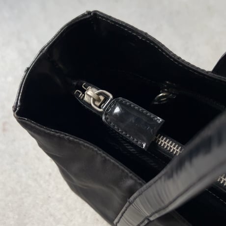 90s VINTAGE PRADA ナイロン/ガラスレザー コンビ 小さめトートバッグ 型押しエンボスロゴ 軽量トートバッグ シンプルデザイン　オールドプラダ 中古良品