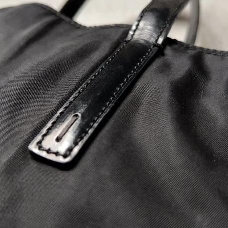 90s VINTAGE PRADA ナイロン/ガラスレザー コンビ 小さめトートバッグ 型押しエンボスロゴ 軽量トートバッグ シンプルデザイン　オールドプラダ 中古良品