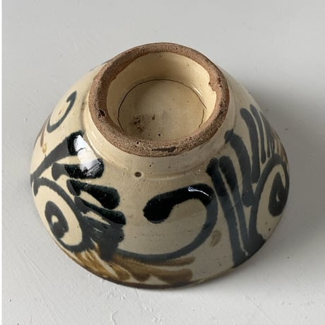 古琉球 やちむん  4.5寸マカイ 古作 登窯 唐草模様 呉須と飴釉の2色構成 昭和期 ヴィンテージ フォークアート ニュウ有