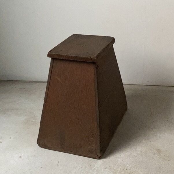 昭和初期 木製穴無し古い踏台 杉無垢材 台形 箱型 踏み台 ヴィンテージ