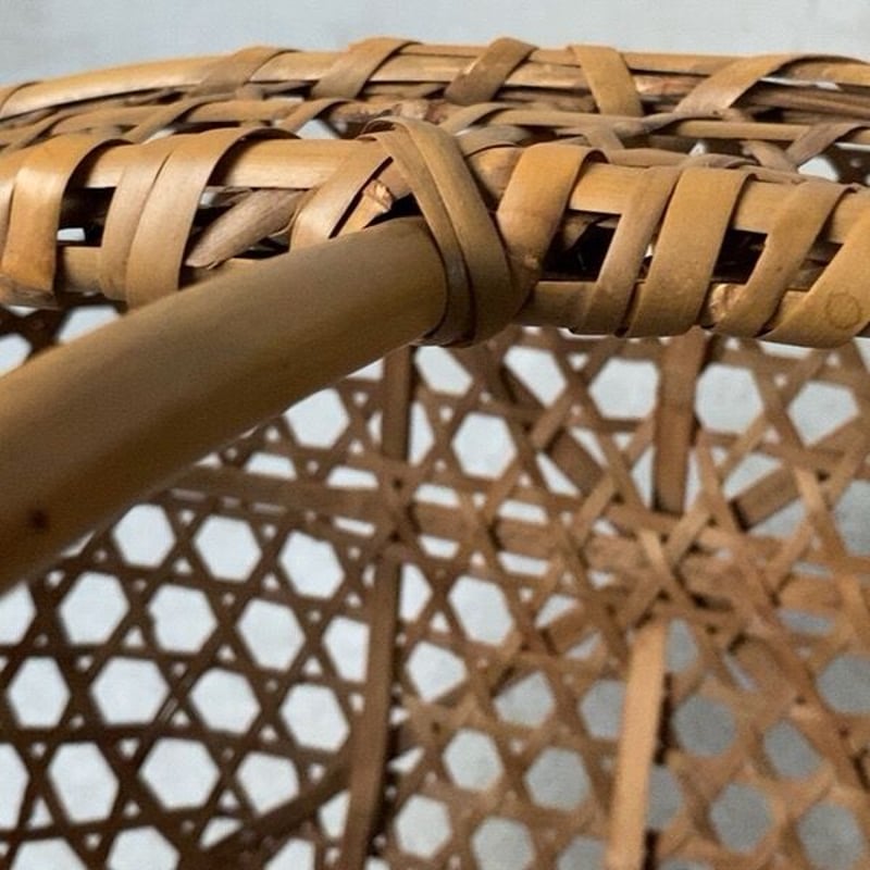 年代不明！ワンハンドル竹かご籐籠！竹籠 竹細工 竹編みカゴ 小物入れ！経年美品！ 籐かがり編 (十字縛り) 竹細工で籐皮を用いて多用するやり方です