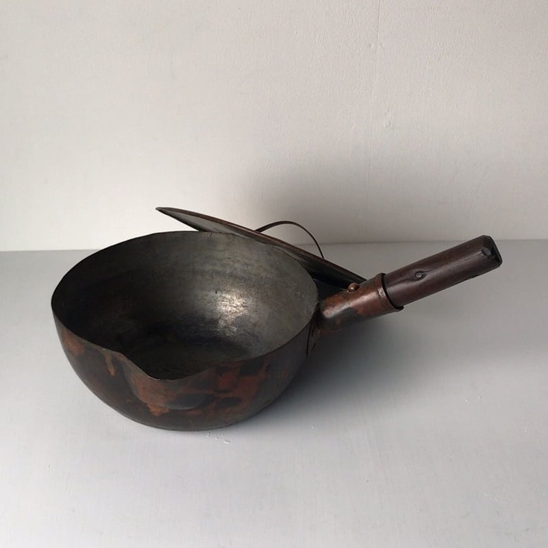 古い 打ち出し銅鍋 蓋有り 大正〜昭和 時代. アンティーク 木製持ち手