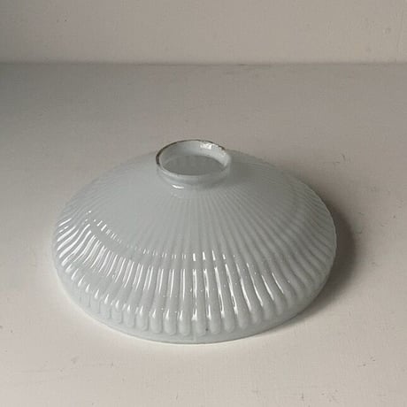 大正〜昭和期  乳白ガラス 細かめ菊花紋様 プレスガラス 21cm ヴィンテージシェード 古い電笠 吊り照明  無傷完品