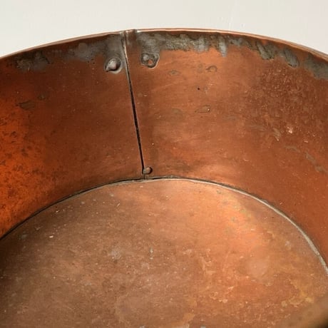 古い銅の桶    双耳 持ち手付 銅器  幅約32cm 銅工芸 手仕事 洗面器 水受け ガーデニング 花器 ポットカバー 土桶 工芸品 エイジング良好