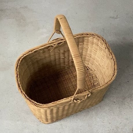 楕円筒型籐編みの買い物籠   32.5cm  ワンハンドルラタンバスケット  市場カゴ   手仕事  クラフト  昭和期ヴィンテージ  完品
