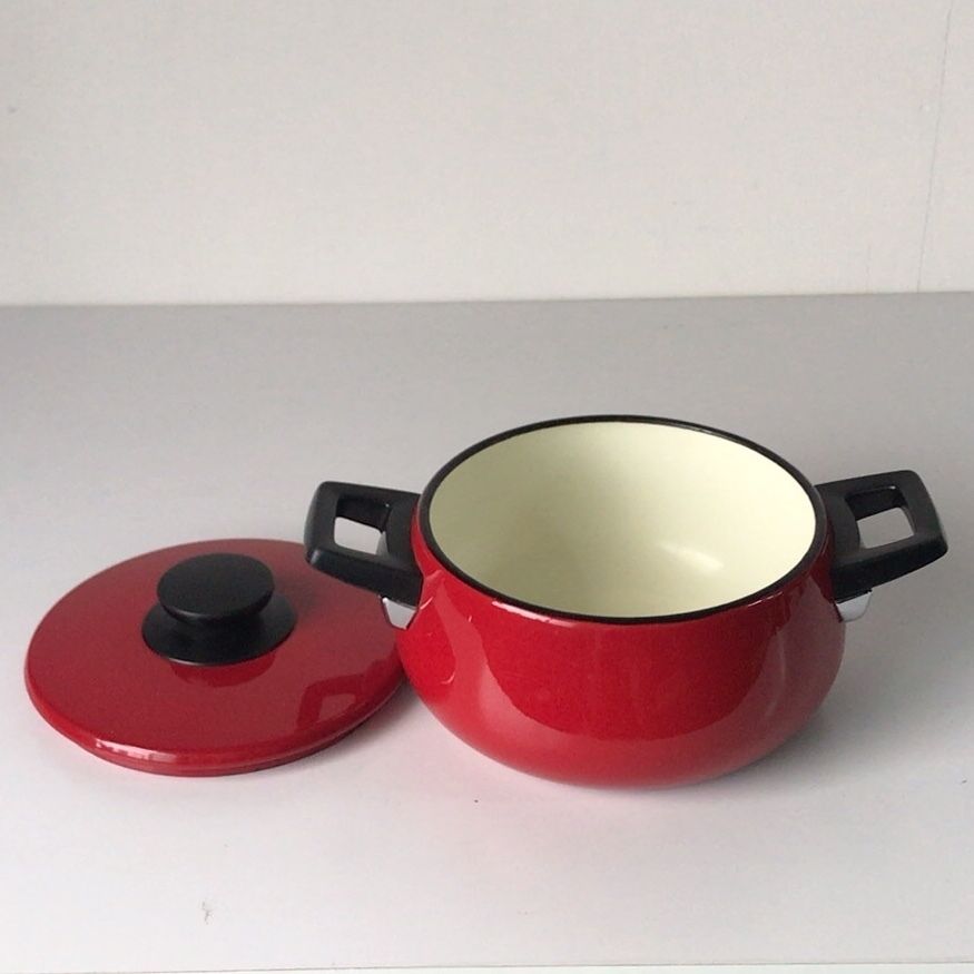 琺瑯(ホーロー) ヴィンテージ 両手鍋 18cm 深みのある濃い赤です。中古