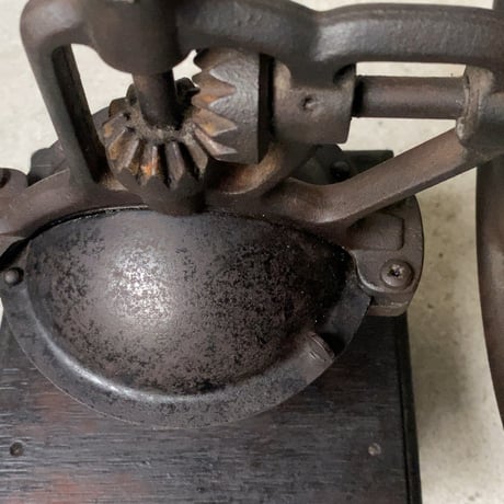 古い大き目 コーヒーミル  錆肌 黒ヤケ トロトロ グッドエイジング ヴィンテージコーヒーミル 珈琲 豆挽き 木+鉄 実働品