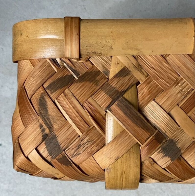 竹編の平野良籠 ありそでない大きめ平籠 太い竹のフレームに表皮を剥い