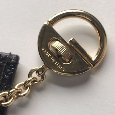 Salvatore Ferragamo  サルヴァトーレ フェラガモ　ヴァラ ミニポーチ　化粧ポーチ 小物ケース  キーリング  キーケース  コインケース　リザード型押　ブラック/ゴールド　中古美品