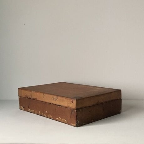 漆塗の木箱に和紙を貼った蓋付き木箱 約38cm 古い木箱  書道具箱 墨文字の和紙 昭和初期戦前 道具箱 ジャパンヴィンテージ