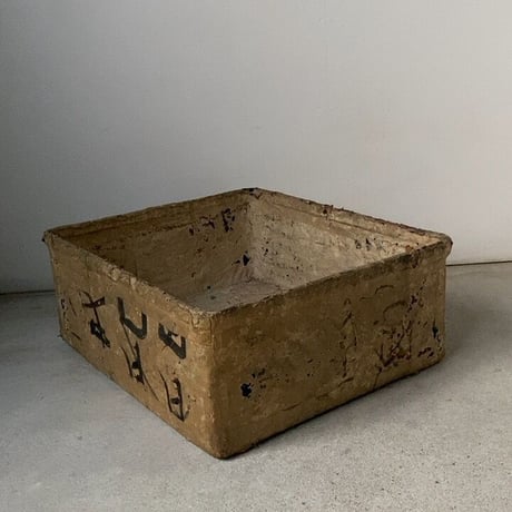 紙貼りの竹籠  約47cm 正方形やや深め 古いかご 和紙総貼り 墨文字  陳列箱  ストックボックス  ジャパンヴィンテージ