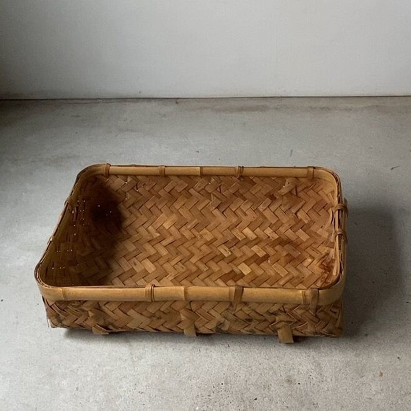 竹編の平野良籠 ありそでない大きめ平籠 太い竹のフレームに表皮を剥い
