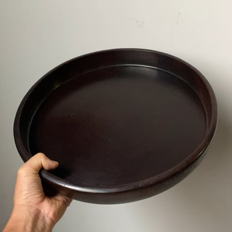 古い木製くり抜き盆 黒々とし鈍い艶感 木製トレー 34.5cm お盆 木工品 肉厚 素地 工芸品 民藝 ヴィンテージトレー 完品