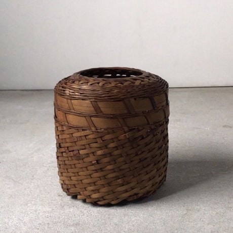 竹編の屑籠   素材の強弱が効いた大変手の込んだ編みかごです。日本の工芸品  民藝