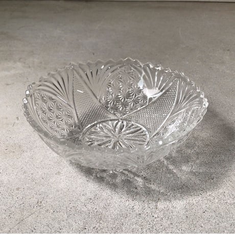 大正〜昭和期  古いプレスガラス  20cmの大鉢  花紋様  素麺器 フルーツ盛り鉢 気泡 プレスによるバリ  アンティークガラス  無傷完品