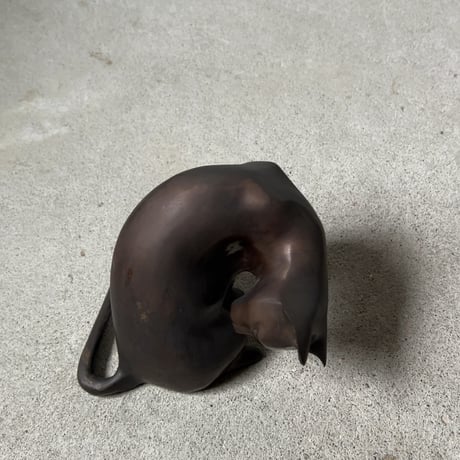 ブロンズ猫像 ヴィンテージドール 古い銅の猫 置物  しとやかな猫  スミスソニアン 金工 オールドクラフト 希少品