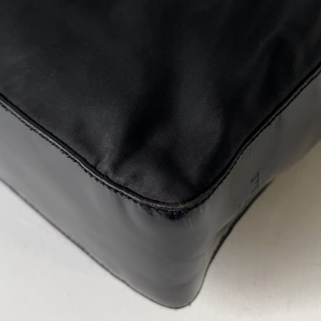 90s VINTAGE PRADA ナイロン/ガラスレザー コンビ 小さめトートバッグ 型押しエンボスロゴ 軽量トートバッグ シンプルデザイン　オールドプラダ 中古良品