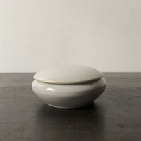 古い白磁の蓋付き小壺  塩壺 薬味入れ 小物入れ ウネウネ素地 古作 完品