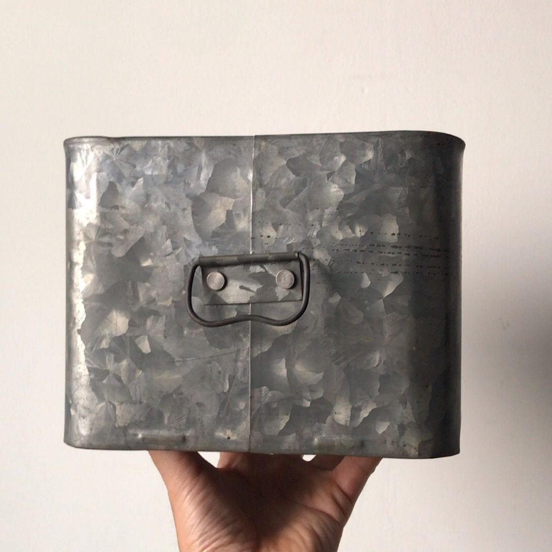 アンティーク ブリキ缶 小さめ道具箱 29cmの可愛いサイズ。蓋付き