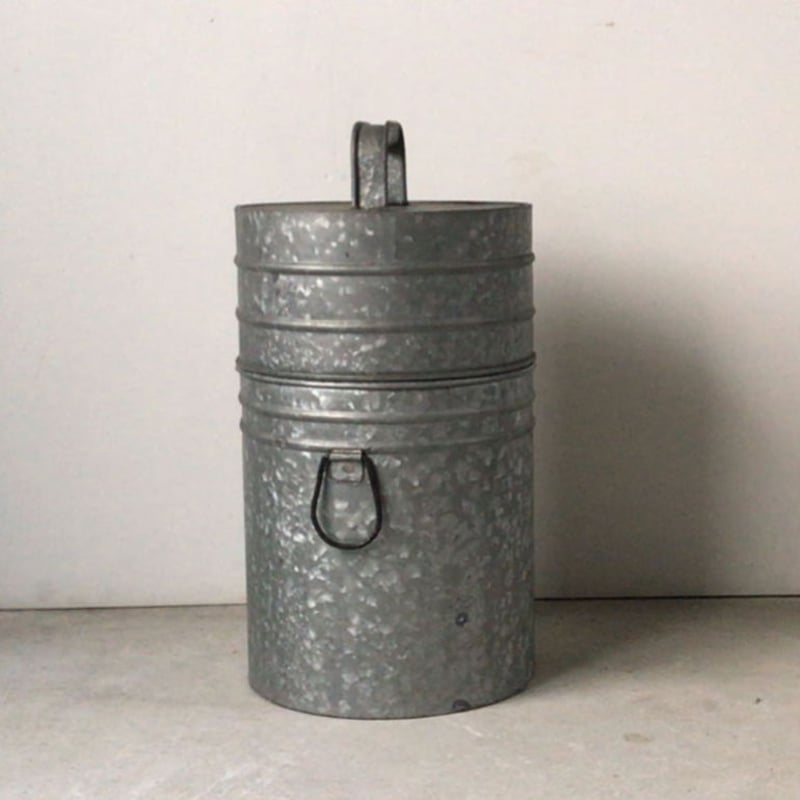 ビンテージ インダストリアル  レトロ ブリキ缶 蓋付き 筒型 ヴィンテージ蓋付き筒型ブリキ缶 ライン有り 双耳持ち手 大きめ