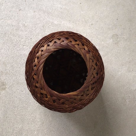 竹編の屑籠   素材の強弱が効いた大変手の込んだ編みかごです。日本の工芸品  民藝