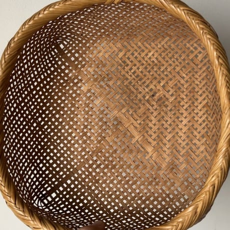 日本の布巾籠 茶道具籠  鈴竹を細く割き透け感のある四ツ目編みにて仕上げた素朴で風合い豊かな竹籠です。美品範疇