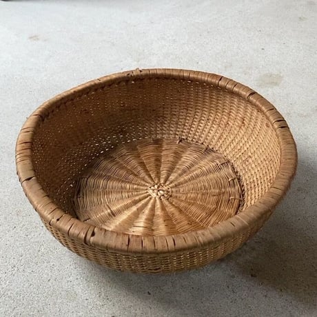 古い深籠皿  26cm  歪な形状でマットな素材感  繊細編み  グッドコンディション