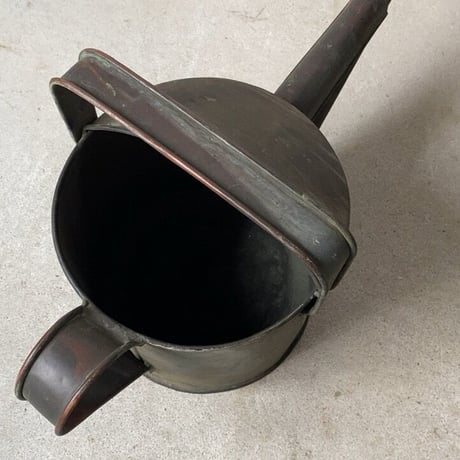 銅製アンティークじょうろ  黒ヤケした重厚感十分の古いジョーロです。