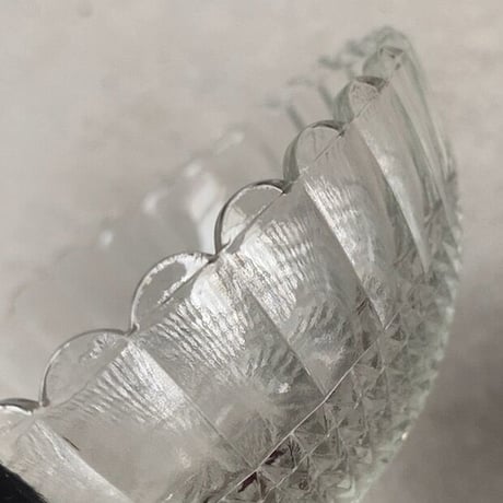 ヴィンテージ  ガラス器  昭和初期 プレスガラス 菊紋底  深皿 小鉢 ゆらゆら気泡硝子 完品