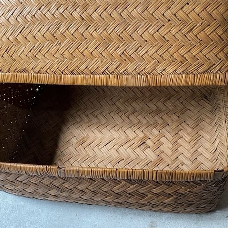 古い竹編みの行李 55cm  竹行李  柳行李  スズ竹 網代編み  ヴィンテージクラフト 保管箱 衣装ケース 道具箱 やや深型