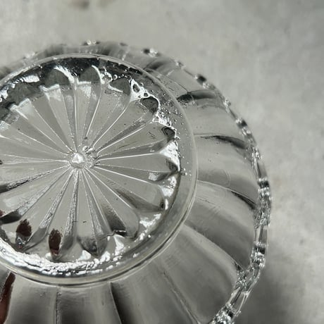 アンティーク プレスガラス デザート深皿 直径約12.5cm 小鉢 レース装飾 クリア  大正期 レトロ食器 ヴィンテージ食器 気泡ガラス アイスクリーム かき氷 フルーツ皿 デザート皿 完品