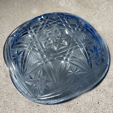 アンティークプレスガラス デザートプレート 大皿 幅約20cm  デザート皿 クリアーブルー 花縁 雪柄  気泡ガラス 大正 昭和 時代盛り皿 美品範疇