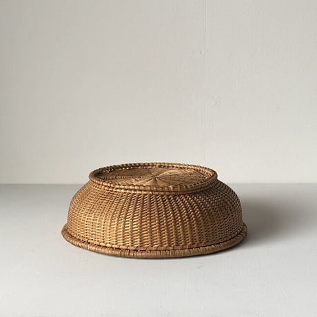 古い深籠皿  26cm  歪な形状でマットな素材感  繊細編み  グッドコンディション