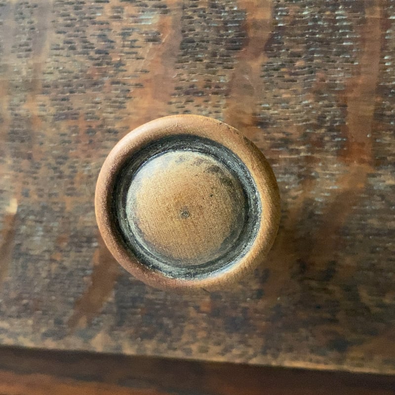 緑摘まみの楢(ナラ)材4杯小引き出し　古道具 古家具 ドロワー 無垢材 アンティーク 総ラワン無垢材 4杯小引き出し 黒ヤケ 黒ラワン 木